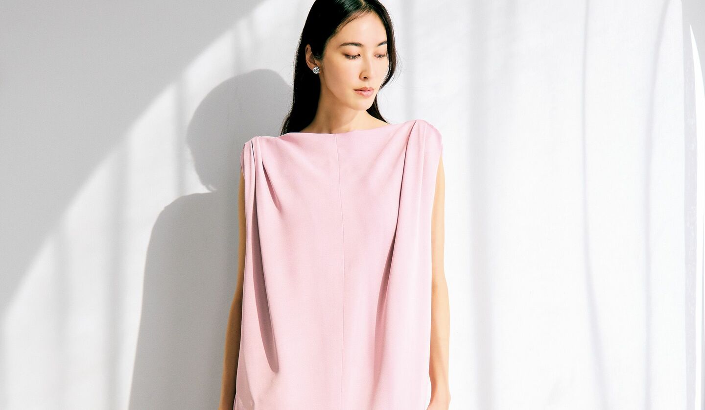 「バレンシアガ」のIラインワンピースの着こなし