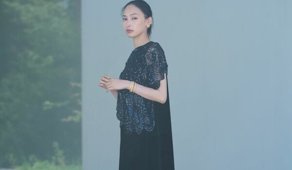 大政 絢さんが着る、「ザ・ロウ」のシルクドレス&刺繍スカーフ|一目おかれる都会的で静かなオーラを放って