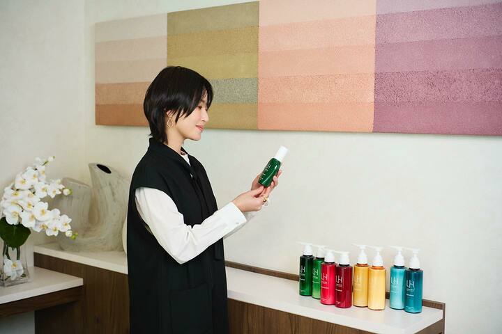 オリジナルアイテムをチェックしている真樹麗子さん