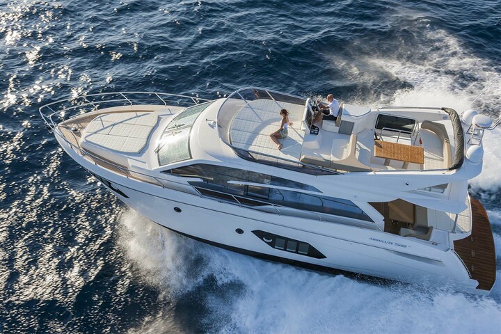 「アブソルート 52 FLY」¥153,000,000［生産国：イタリア、全長×全幅：16×4.46m、重量：24,200kg、エンジン：ボルボ D8-IPS700（ディーゼル）×2、エンジン最大出力（1基）：405kW（550hp）、エンジン使用燃料：軽油、燃料タンク：1600l、清水タンク：500l、定員：15名］