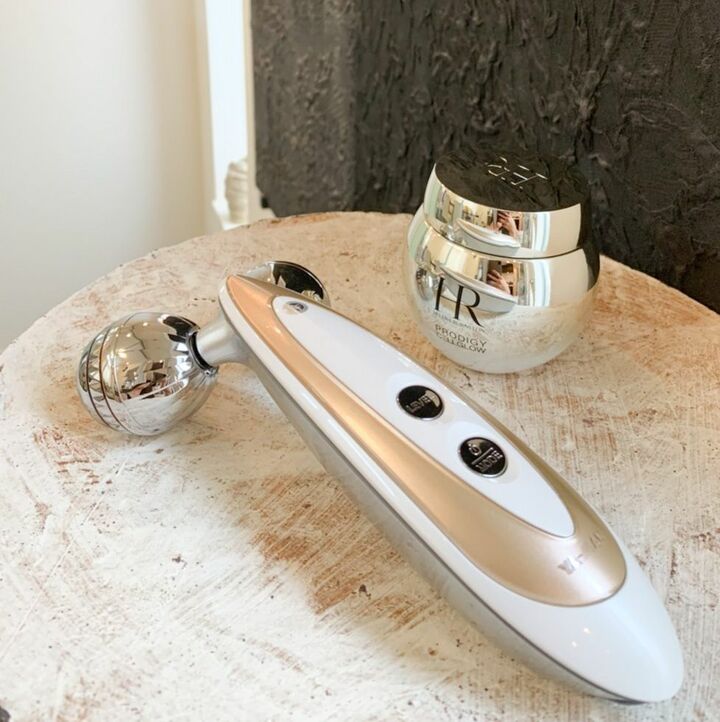 (左)ヤーマン トルネードRFローラー ¥34,000 (右)ヘレナ ルビンスタイン プロディジー CELグロウ クリーム 50g ¥33,000