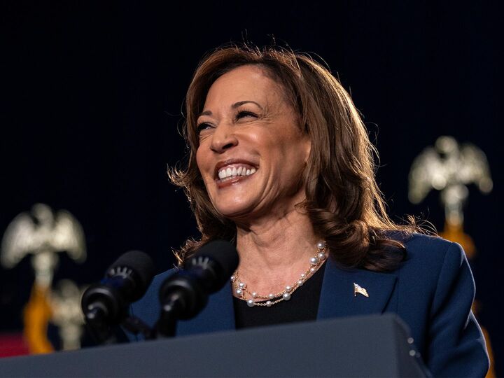 2024年7月23日、ウィスコンシン州で行われた選挙集会にて愛用のパールネックレスをつけて演説するカマラ・ハリス。