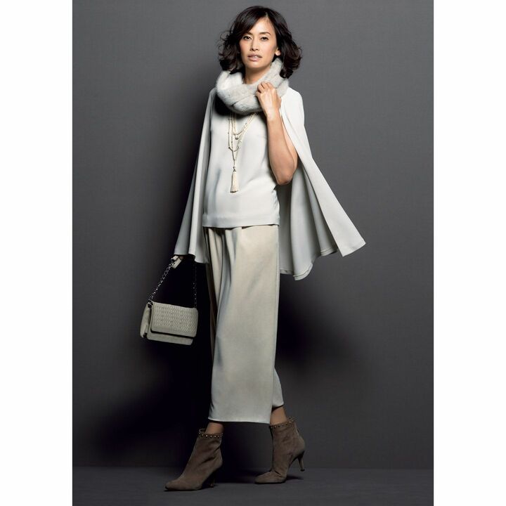 パンツ（サポートサーフェス）、トップス（チェルキ〈トモウミ オノ〉）、ファースヌード（ADORE）、バッグ（ウールン商会〈ファビアナ フィリッピ〉）、ネックレス［ロング］・［タッセル付き］（ティファニー・アンド・カンパニー・ジャパン・インク）、靴（アマン〈ペリーコ〉）　撮影／熊澤 透 BY ：『Precious1月号』小学館、2017年 