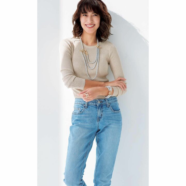 デニムパンツ（ブランドニュース〈デレクラム 10クロスビー〉）、ニット（サザビー リーグ〈デミリー〉）、『レーヴ リッツ』 ネックレス［バロックあこや真珠〝ウォリスブルー〟約7~9mm×ダイ ヤモンド×イエローゴールド］・ブレスレット［バロックあこや真珠〝ウォリスブルー〟約6.5mm×ダイヤモンド×イエローゴールド］・リング［ダイヤモンド×イエローゴールド］（TASAKI〈RITZ PARIS par TASAKI〉） 　撮影／熊澤 透　BY ：『Precious3月号』小学館、2017年