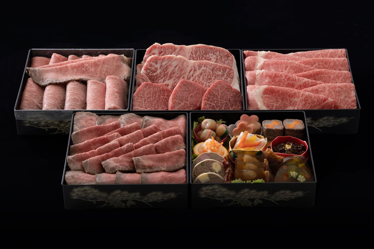 「A5佐賀牛限定【プレミアム佐賀牛】6.5寸重五段 」¥54,000、壱の重 佐賀牛すき焼き(リブロース 約500g)、弐の重 佐賀牛ステーキ(サーロイン約150gx2枚・ランプ約 100gx3枚)、参の重 佐賀牛ロース塩釜焼き 約500g、与の重 佐賀牛ローストビーフ(モモ 約550g)、伍の重 生麩の含め煮二種/ロースハムマリネ/なます/ しぐれ煮/黒毛和牛のさいぼし/和牛コンソメのゼリー寄せ /吟選ミートローフ湯葉巻き/和牛すじ肉の煮こごり/和牛 モモ肉の市松巻き/氷室豚ローストポーク 計約500g