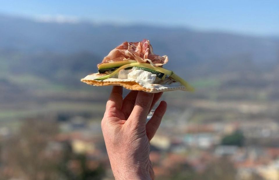 フィレンツェ近郊、カゼンティーノの山並みをバックにトルテッリを味わう。お一人様ならこんなことも可能。