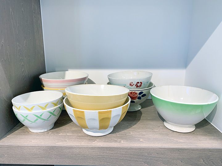 小林さんが海外で買い付けたヴィンテージの器の販売も人気
