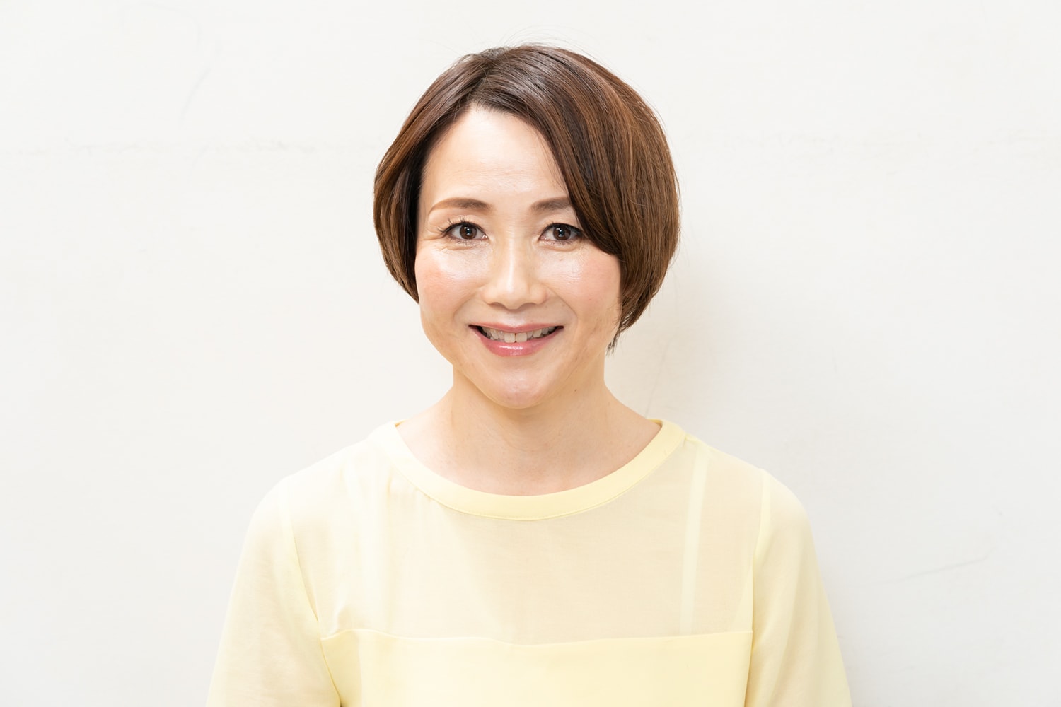 STEP1:つむじと前髪の間の毛束をカーラーで巻く