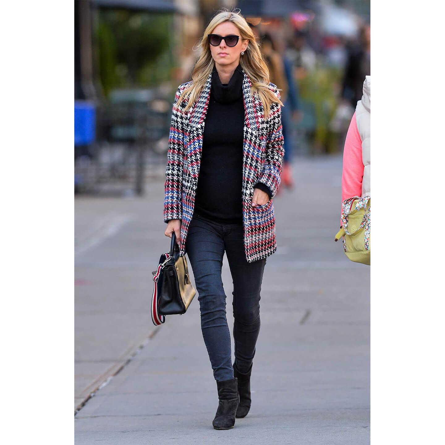 チェック柄のジャケットを羽織ったNicky Hilton(ニッキー・ヒルトン)氏