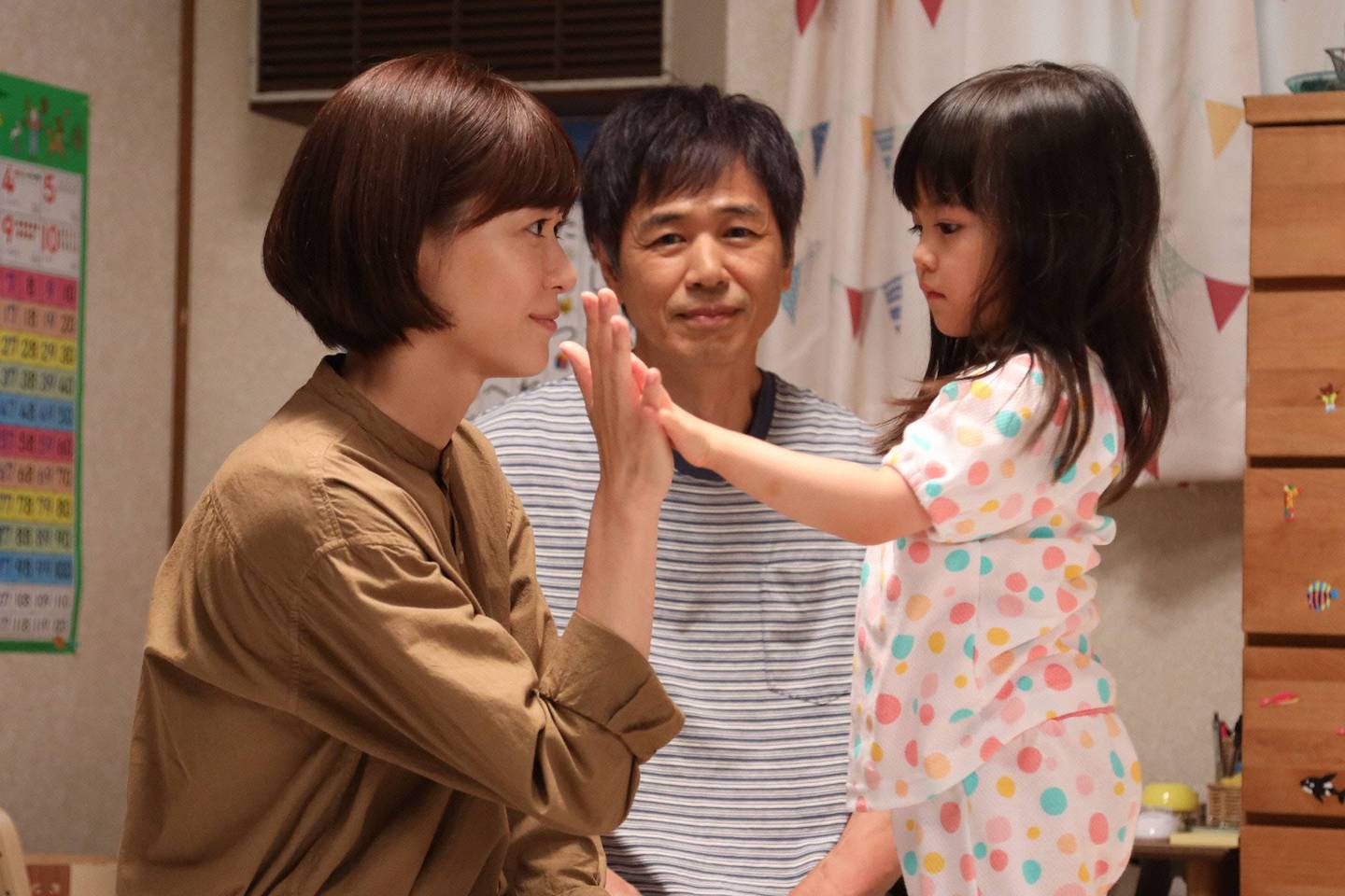 朝顔(上野樹里さん/左)と平(時任三郎さん)つぐみ(加藤柚凪さん) ©フジテレビ