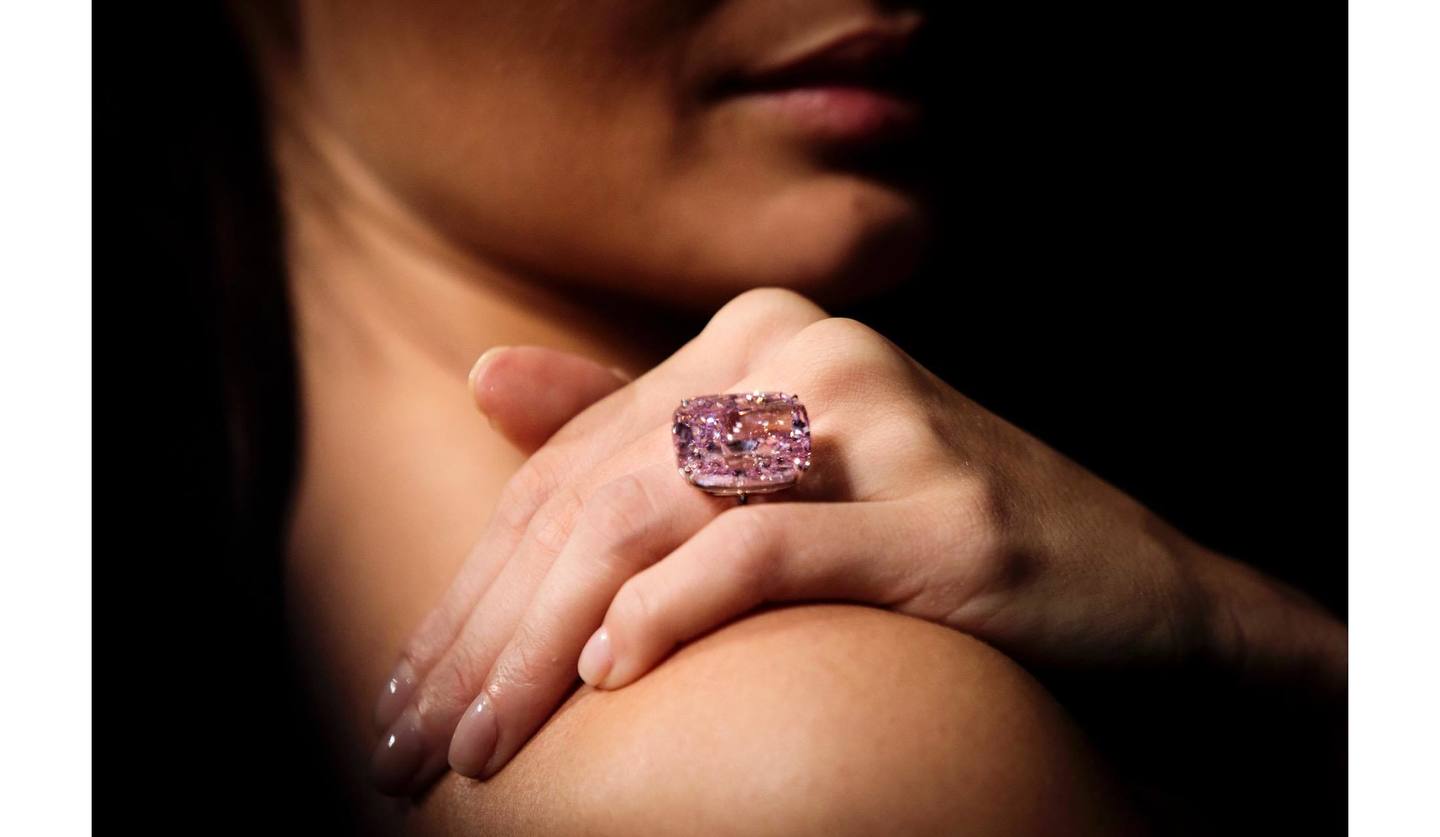 希少なピンクダイヤモンドを身につけたモデルの写真