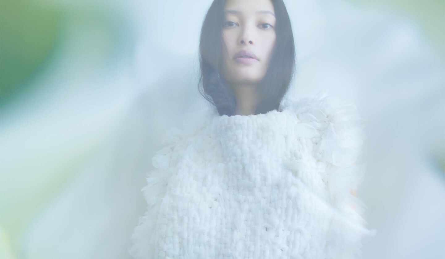 ボッテガ・ヴェネタのソフトドレスを纏った大政 絢さん