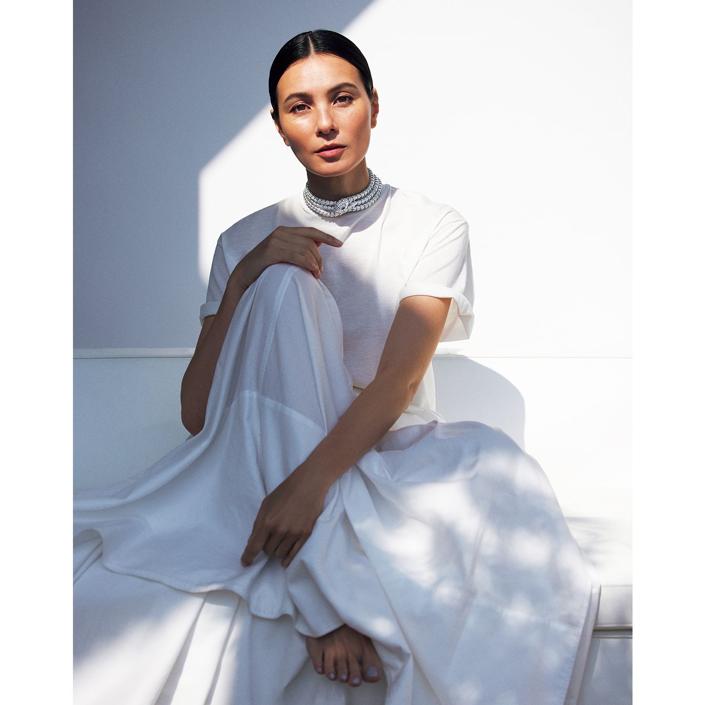 ブルガリの印象的な『セルペンティ』が映える｜初夏のオールホワイトコーデ Precious.jp（プレシャス）