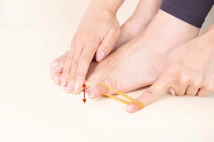 左足の小指だけを上下に動かす