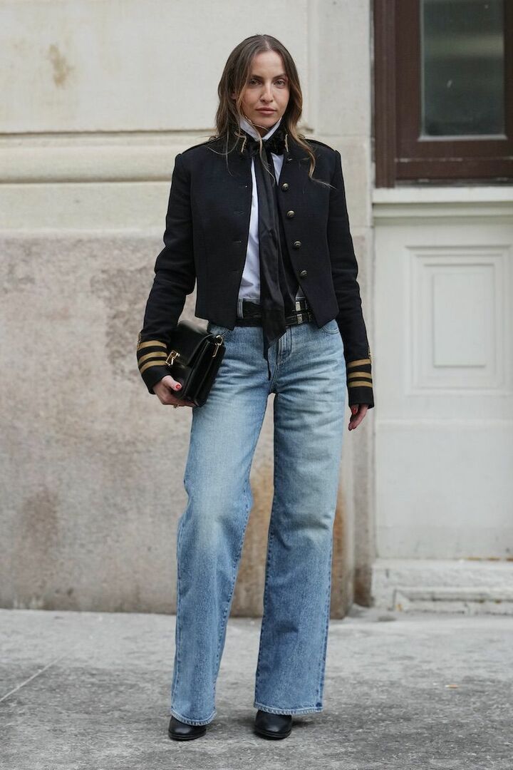 ショート丈のブレザーが爽やかな上下にマッチ。