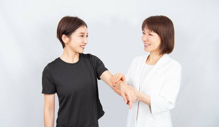 並んでいる二人の女性