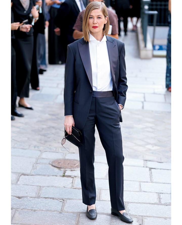 英国女優のロザムンド・パイクのファッションスナップ
