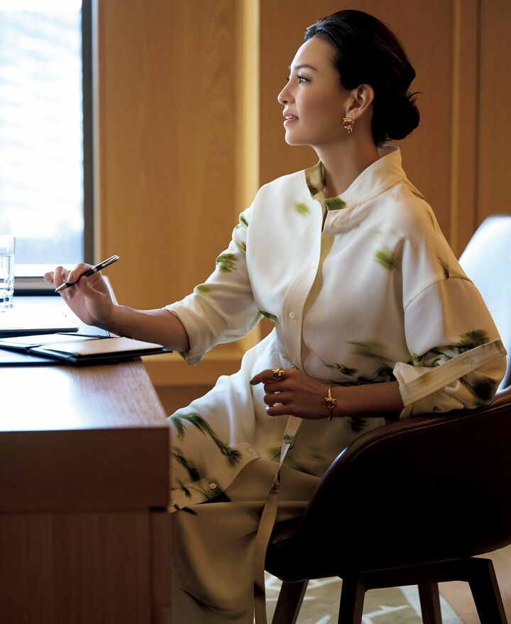 フェラガモのワンピースを着用したモデルのRINAさん
