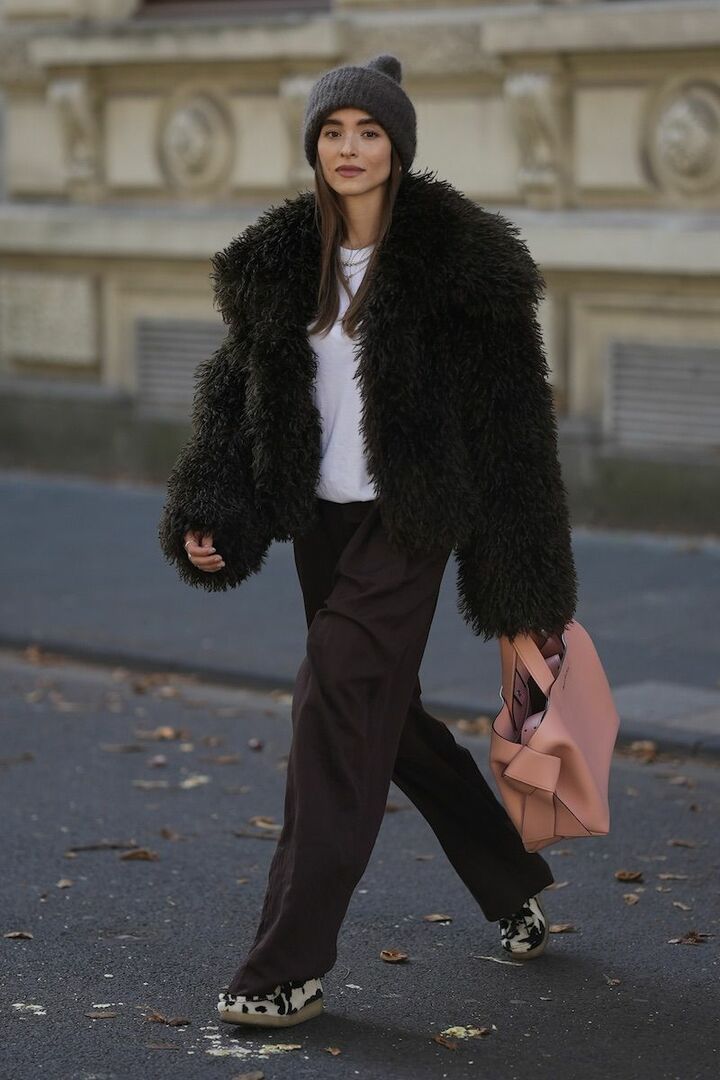 差し色のピンクバックは、あたたかみのあるサーモンピンクをセレクトし、ブラウンに馴染ませて。