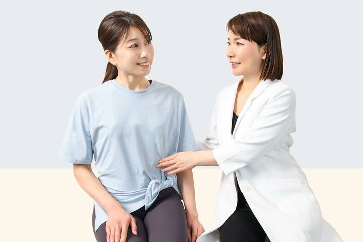 2人の女性　トレーニングの指導をしている