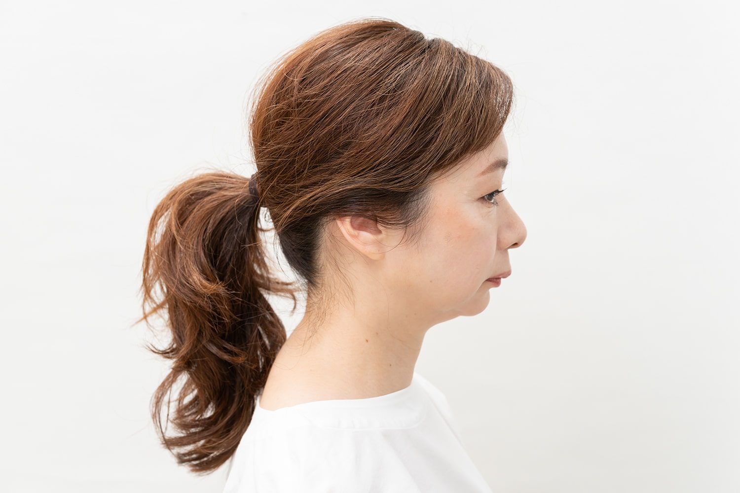 きつくまとめず、ゆるみを持たせて束ねるのがポイント。
