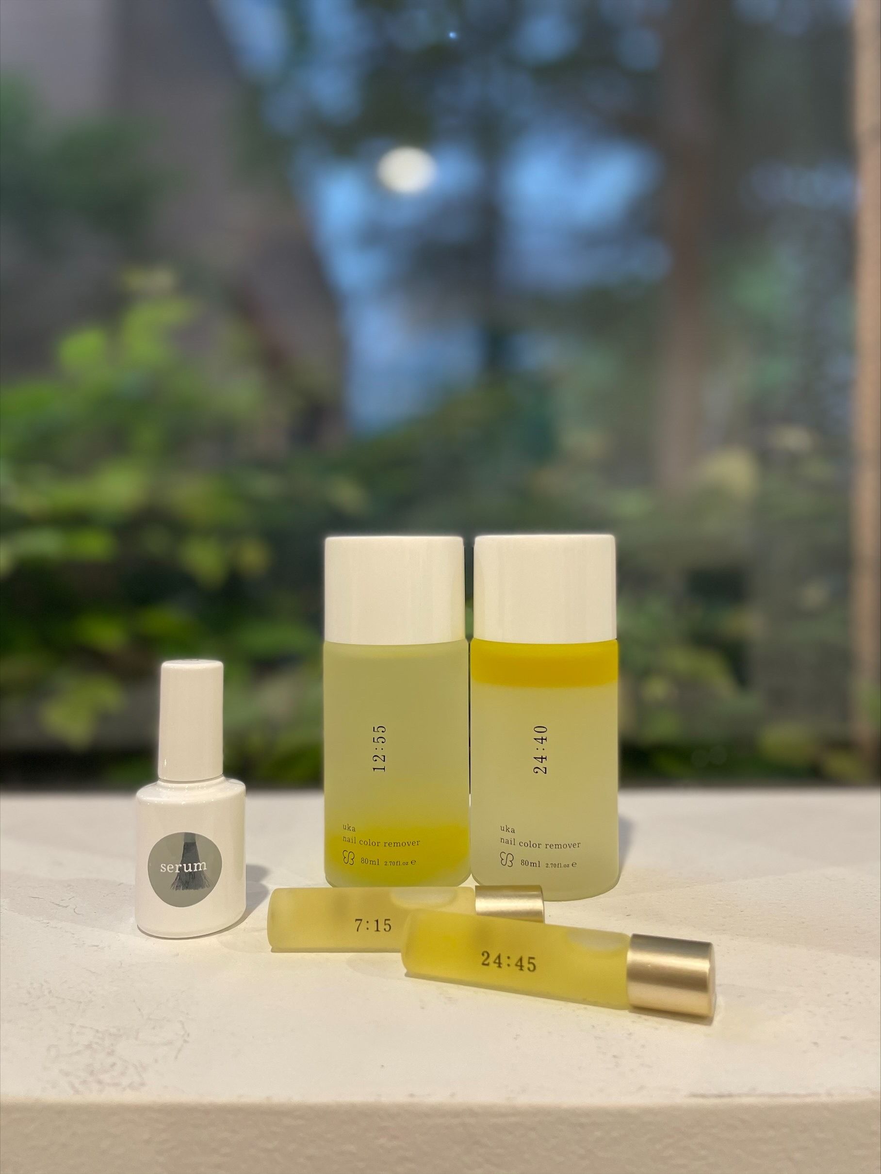 (左奥から)uka better nail serum ¥3,300、同 nail color remover 12:55 ¥2,420、同 nail color remover 24:40 ¥2,750 (手前左から)uka nail oil 7:15 ¥3,300、同 nail oil 24:45 ¥3,630