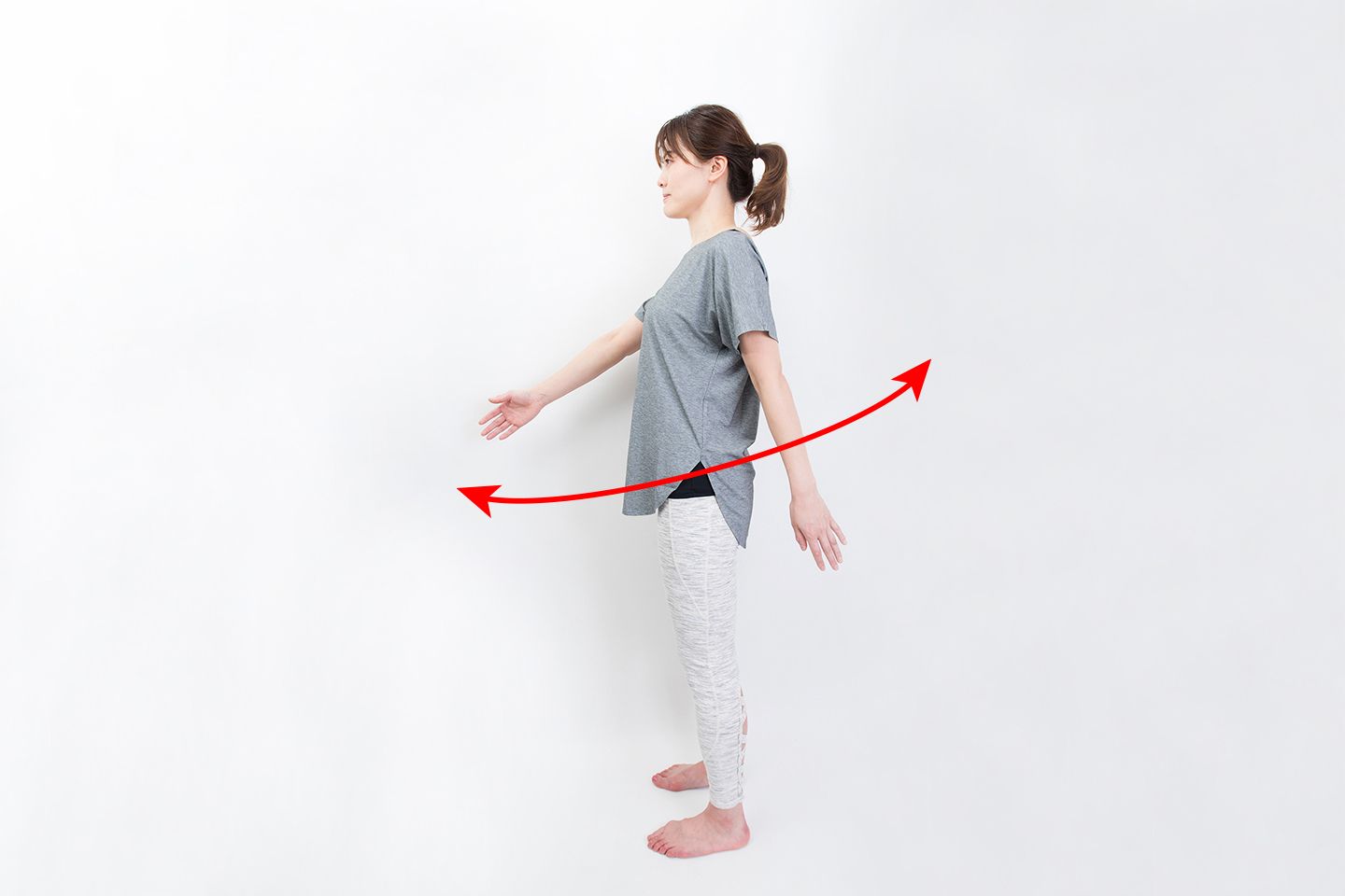 まっすぐ思いっきり手を振っている、横から見た様子
