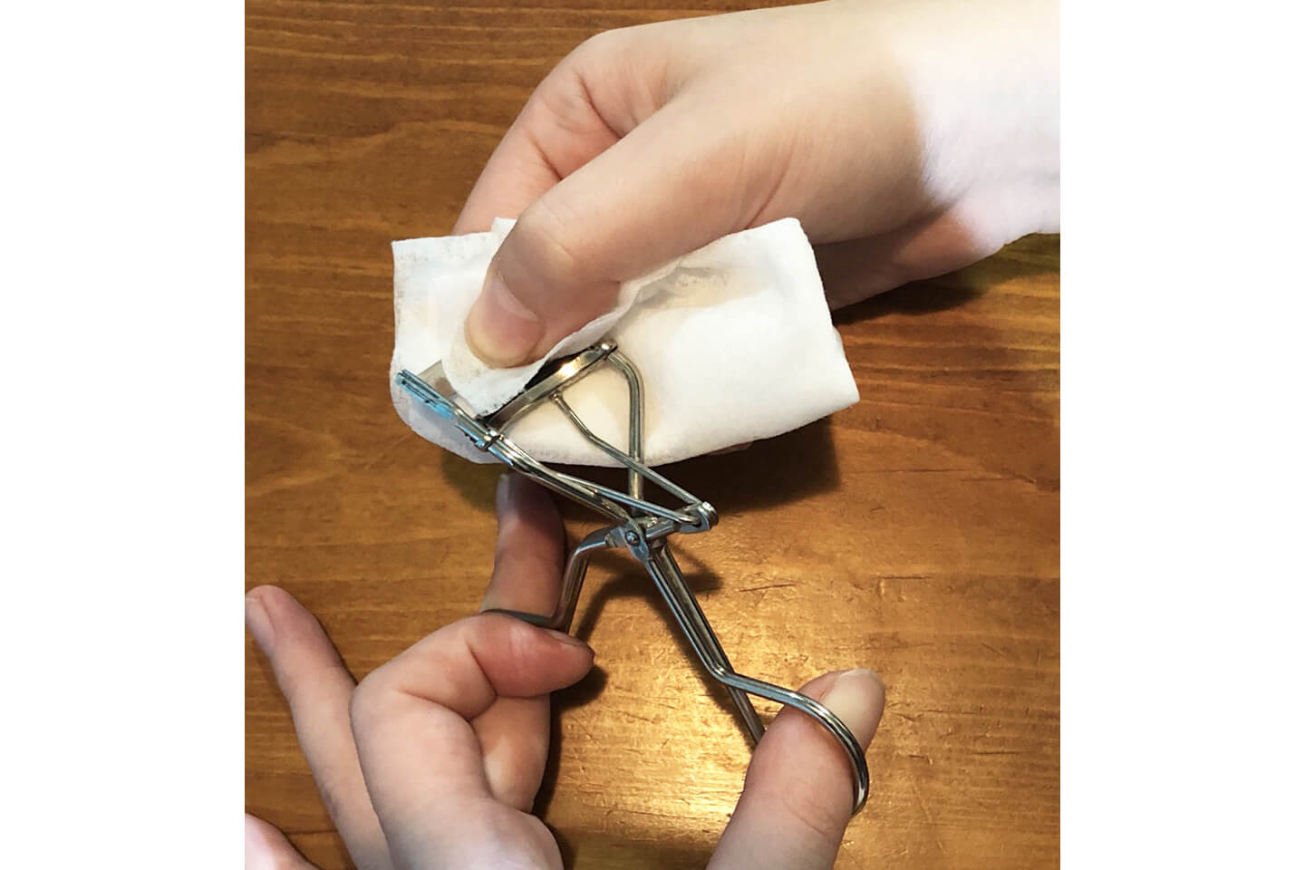 ゴムとフレーム部分を、ウェットティッシュで拭き取ります