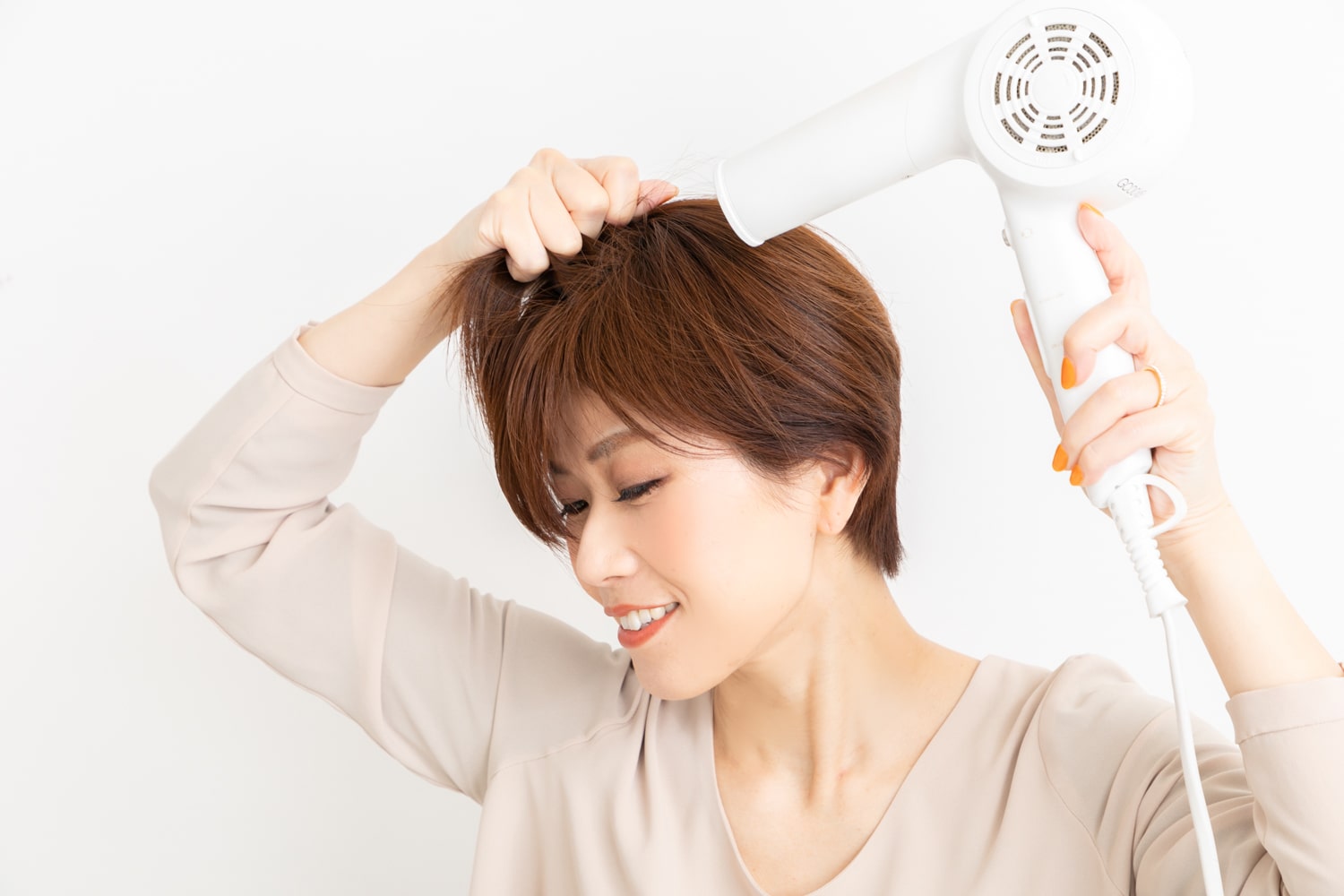 いつもの分け目と逆側から風を当て、しっかりトップを乾かしてボリュームを出す。