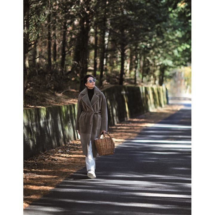 コート(HAUNT代官山/ゲストリスト〈ブランカ〉)、ニット(スローン)、パンツ(Theory)、サングラス(アイヴァン PR〈アイヴァン〉)、ピアス(ヒロタカ 表参道ヒルズ〈Hirotaka〉)、バッグ(マドリガル南堀江店〈エバゴス〉)、靴(リエート〈サントーニ〉) 撮影/熊澤 透 BY:『Precious2月号』小学館、2020年