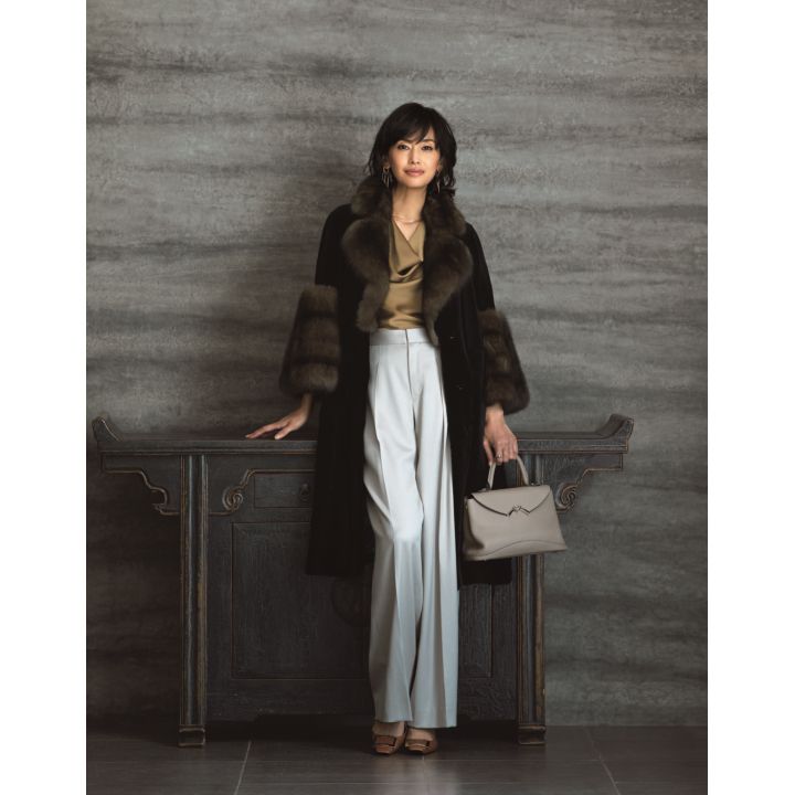 コート(CHIE IMAI)、アントネッロ セリオのブラウス・トモウミ オノのパンツ(チェルキ)、1DKジュエリーワークスのピアス・ネックレス・A.T.C.Sのリング(ドレスアンレーヴ)、バッグ(モワナ メゾン GINZASIX)、靴(ロジェ・ヴィヴィエ・ジャパン〈ロジェ ヴィヴィエ〉) 撮影/熊澤 透 BY:『Precious12月号』小学館、2019年