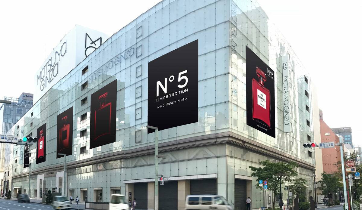 銀座と渋谷を、シャネルの真紅の「N°5」香水ボトルがジャック