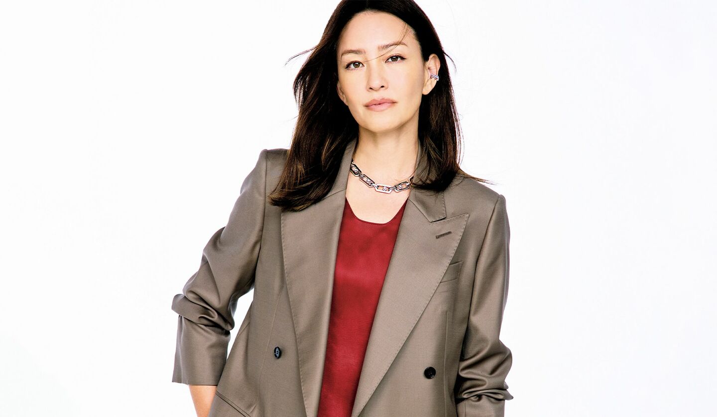 ベージュ×レッドのコーディネート