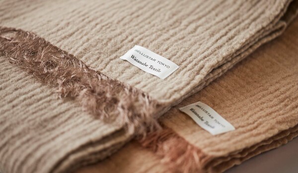 「BELLUSTAR TOKYO」を華やかに彩った“桜”で染めた、キュプラ×ラムウール仕立てのマフラーがお目見え!