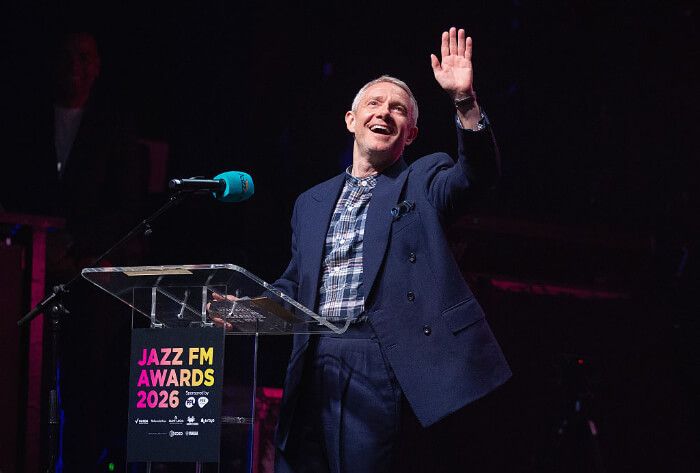 2026年4月16日、「Jazz FM Awards 2026」の授賞式。「UK Jazz Actor of the Year」がサックス奏者のエマ・ラヴィッツに授与されることを発表。