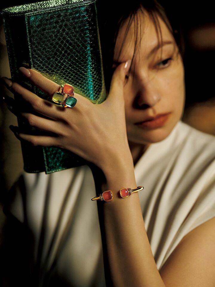 ポメラートの「ヌード」コレクションジュエリーを着用したモデルの太田莉菜さん