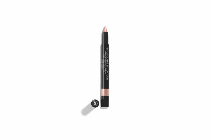シャネル スティロ オンブル エ コントゥール 06 ヌード エクラ ¥ 4,290 ©CHANEL