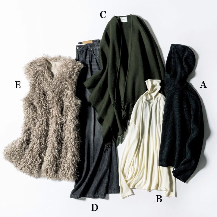 リッチカジュアル派のフーディにっと、ハイゲージタートル、カーキケープ、ブラックデニム、エコファージレ