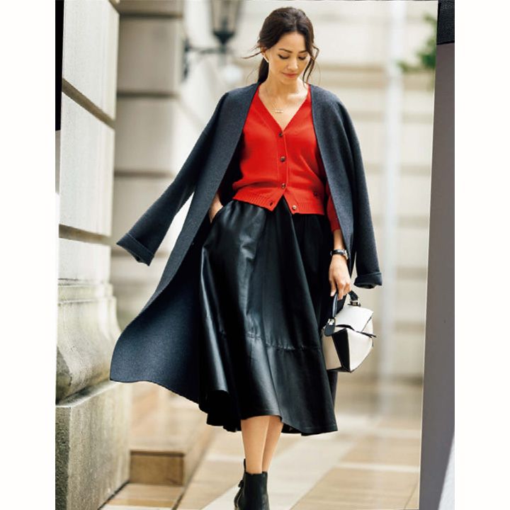 スカート・コート・赤カーディガン・バッグ・靴(ロエベ)、ピアス・ネックレス(TASAKI〈TASAKI〉)、時計(LVMHウォッチ・ジュエリー ジャパン ゼニス) 撮影/水田 学(NOSTY) BY:『Precious12月号』小学館、2018年