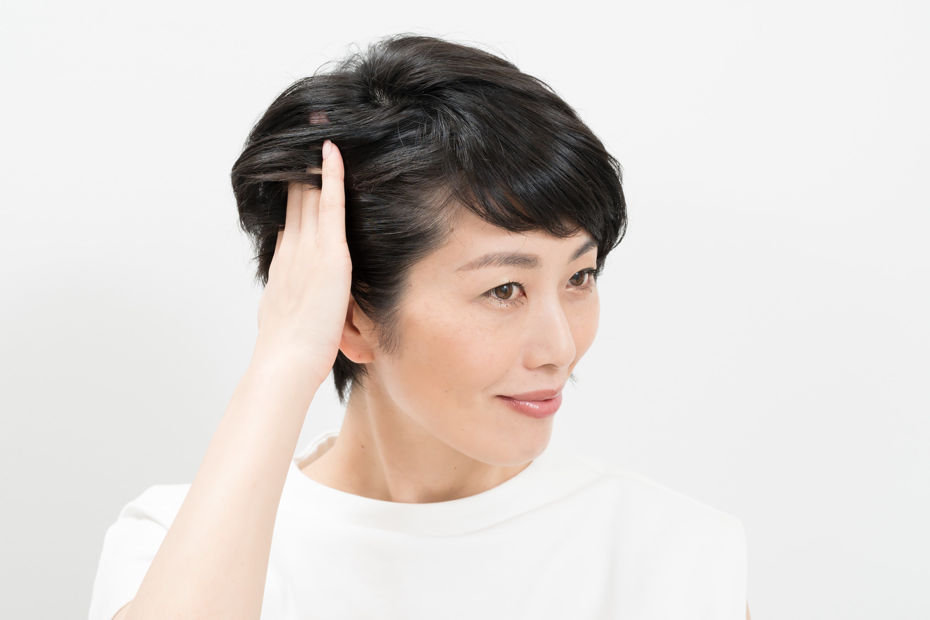 両手のひらにヘアオイルを伸ばしたら、表面を中心に髪全体になじませます。