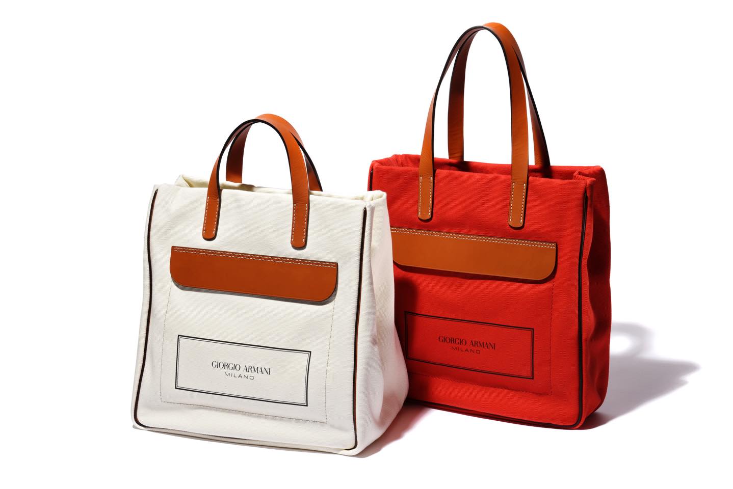 【W00×H00×D00cm】(左)トートバッグ¥209,000・【W00×H00×D00cm】(右)トートバッグ¥157,300(ジョルジオ アルマーニ ジャパン)