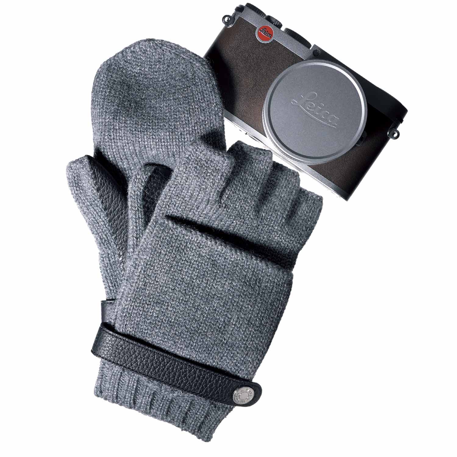 エルメスならではの極上カシミア製グローブは、なんとミトン部分を開くと指ぬき仕様に! これならどんなに寒い場所でも、カメラの操作がスマートにできるはずだ。グローブ¥66,000(エルメスジャポン) カメラ¥268,000(ライカサポートセンター)