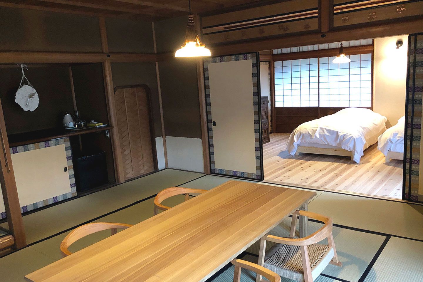 さり気ない装飾にこだわったしつらえ。この部屋は茶室もあり、静かでゆったりとした、くつろぎの時間を味わえます
