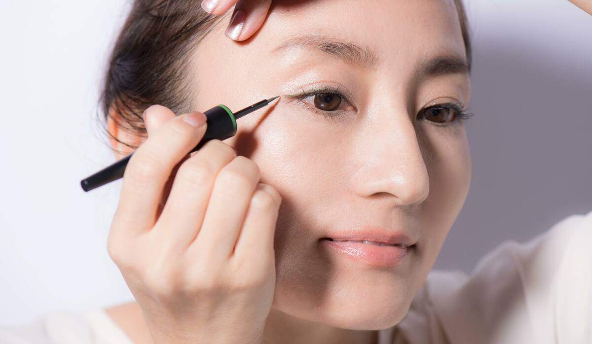 カーキの目元と赤リップでオフィスでも映える旬顔に Precious Jp プレシャス