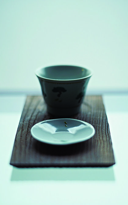 ちょこっとトレー［12×24×高さ1㎝］￥1,500（税抜）。写真はマットなツヤなし仕上げ。ツヤのあるタイプや拭漆（ふきうるし）で仕上げたもの（￥2,500／税抜）、飲み物を置くくぼみがないタイプもある。