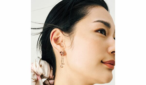 精緻な花びらが揺れる「ブルガリ」のピアス｜優しい風を顔周りに呼び込むようなスイングデザインが魅力