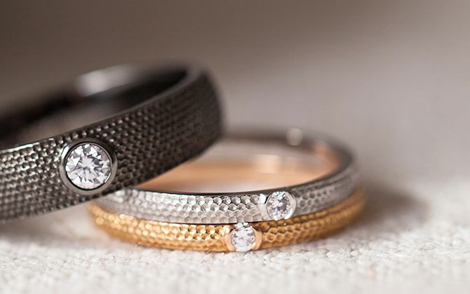 デビアス「YOU AND ME バンドリング コレクション」Azuleaシリーズ
左／Azulea Men Band[ブラックゴールド×0.1ctダイヤモンド]￥210,000、右上／De Beers Azulea Solitaire Diamond Band[ホワイトゴールド×0.03ctダイヤモンド]￥88,000、右下／De Beers Azulea Solitaire Diamond Band[イエローゴールド×0.03ctダイヤモンド]￥88,000（すべて税抜）