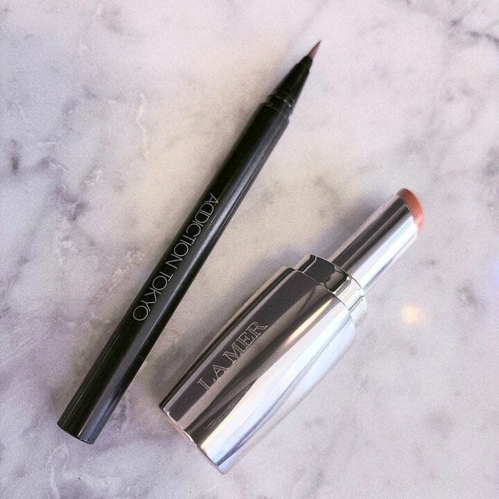 左から、アディクション ザ リキッド アイライナー パール 005P ￥3,300、ラ・メール ザ・リップトリートメント ハニー ￥9,350