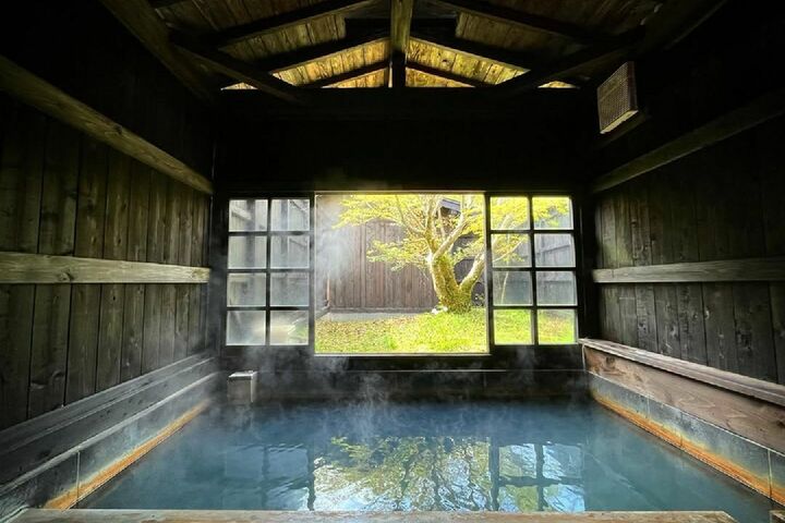 22時まで利用可能な「小啄樢(こげら)の湯」。秋には紅葉を眺めながら湯浴みできるとのこと。