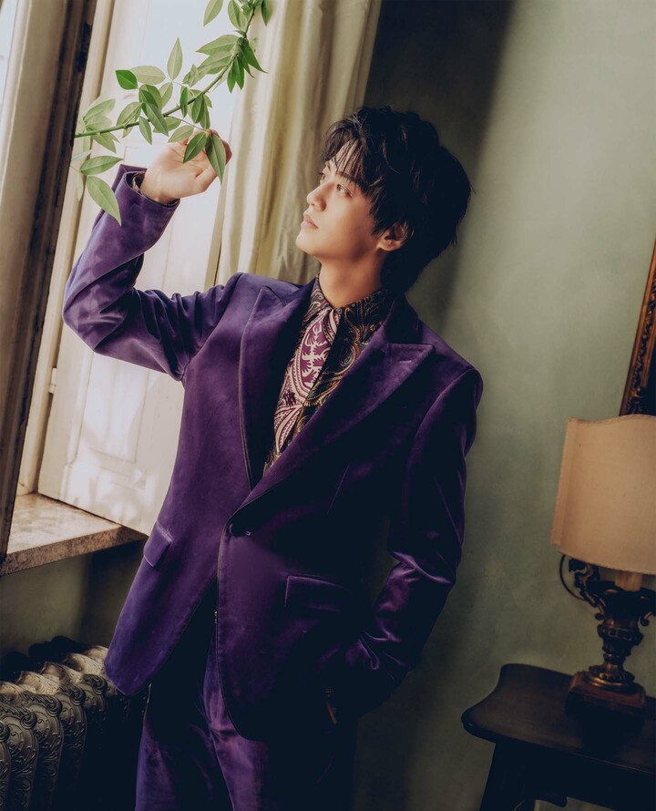 エトロの「2025 ホリデーコレクション」ウエアを纏ったグローバル ブランド アンバサダーを務める高橋海人さん